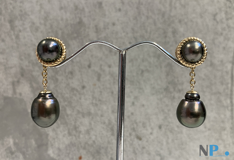 Elegante paio di orecchini di perle di Tahiti montati su Oro giallo