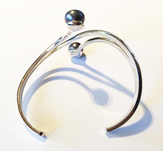 Bracciale in argento con due perle a bottone d'acqua dolce nere AA+