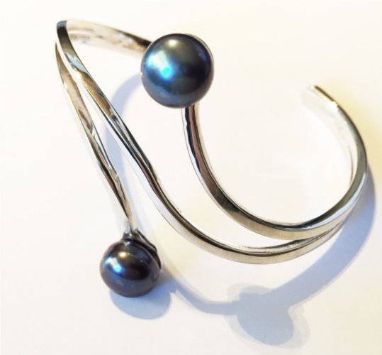 Bracciale in argento con due perle a bottone d'acqua dolce nere