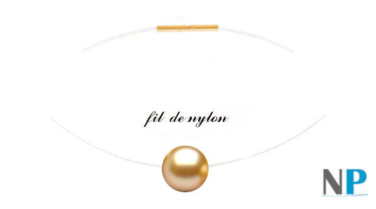 Filo nylon passante una perla dorata d'Akoya con fermaglio in oro 18k