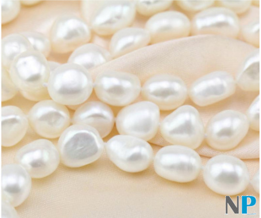 Gros plan sur ces perles baroques d'eau douce très séduisantes! 