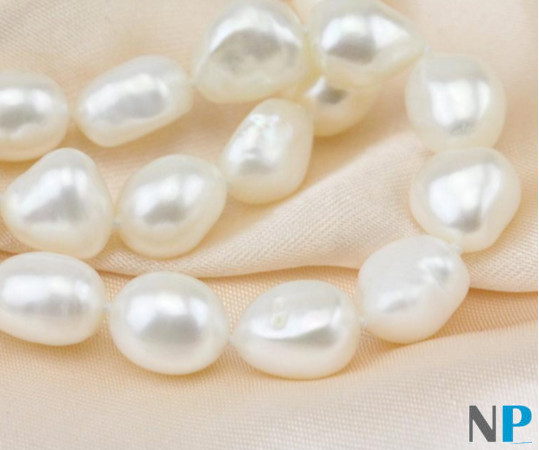 Lunga collana di circa 90 cm perle barocche di acqua dolce bianche seducenti e affascinanti