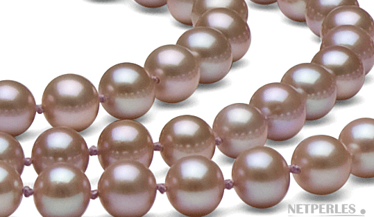 Primo piano sulle perle d'acqua dolce di qualità AAA praticamente rotonde colore naturale lavanda