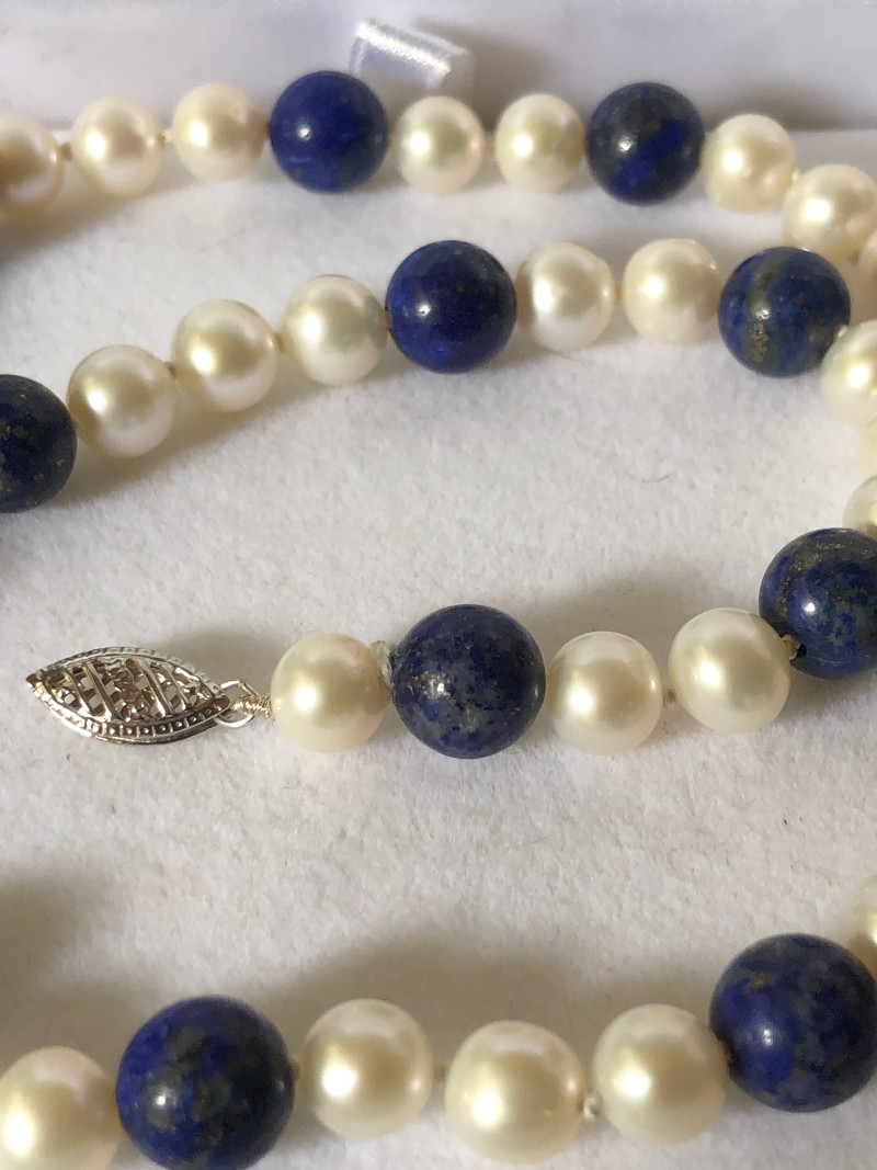 Collana di perle coltivate bianche e lapislazzuli