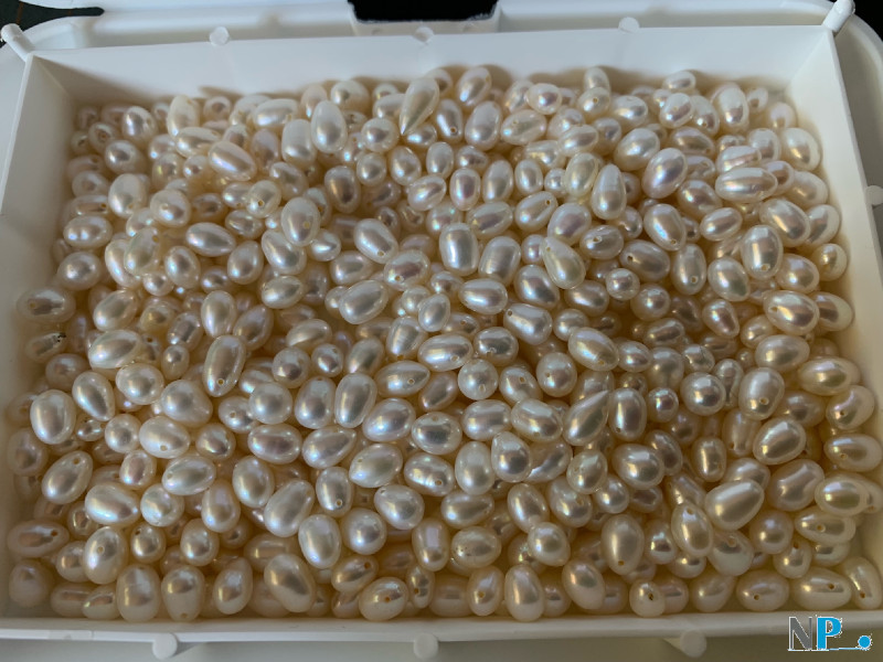 Perle bianche d'acqua dolce a forma di chicchi di riso, forate trasversalmente