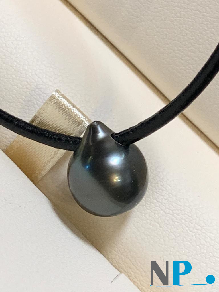 Primo piano su questa perla a goccia di bella qualità di superficie