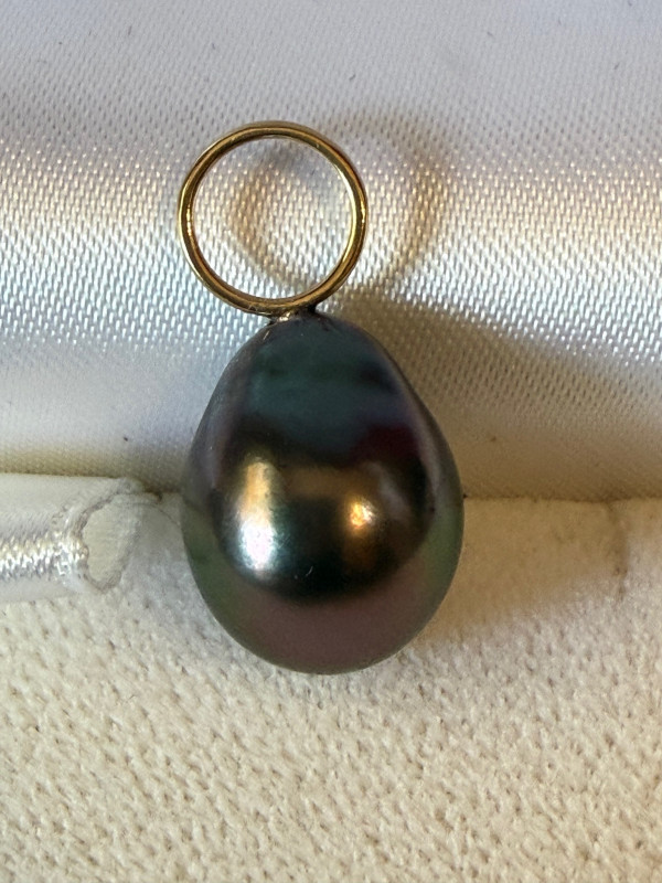 Perla di Tahiti a forma di goccia, su pendente in oro giallo 14k