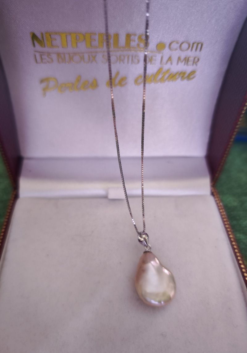 Pendente con grande perla d'acqua dolce a forma di goccia Pendente con grande perla d'acqua dolce a forma di goccia