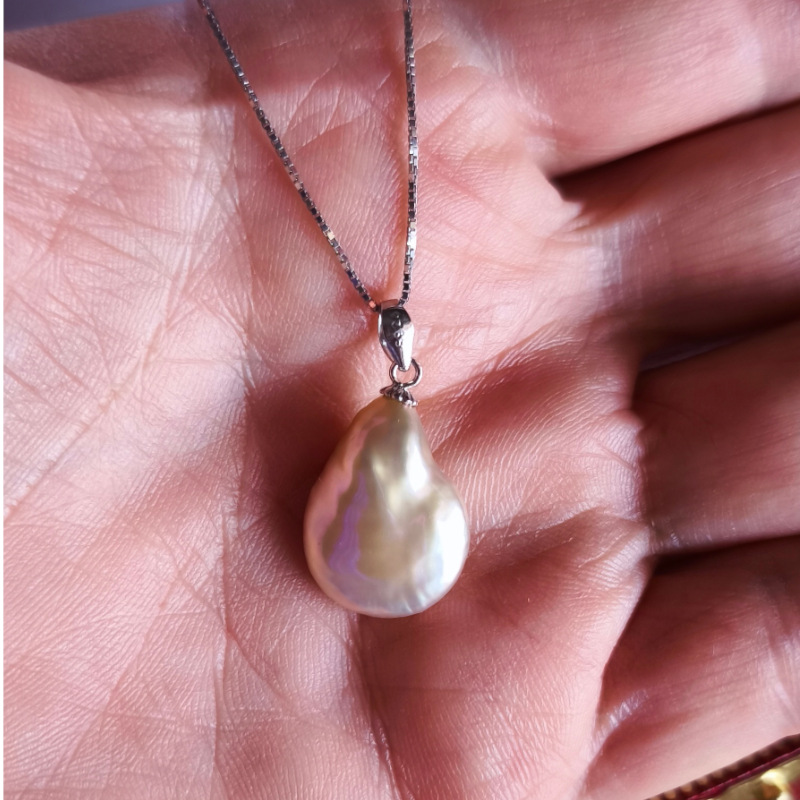 Pendente con grande perla d'acqua dolce a forma di goccia Pendente con grande perla d'acqua dolce a forma di goccia