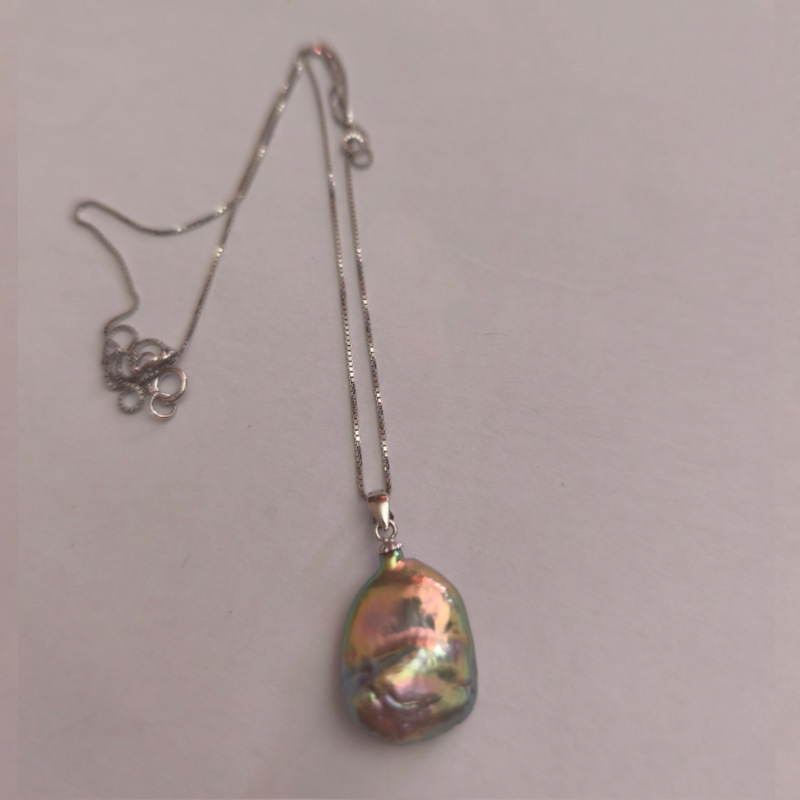Pendente con grande perla d'acqua dolce dai mille colori Pendente con grande perla d'acqua dolce dai mille colori