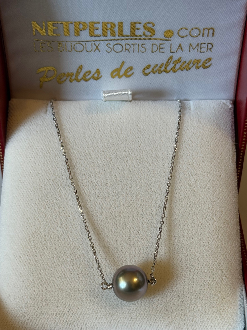 Sublime perla di Tahiti  di qualità AAA con foro passante e la sua catenina in argento. La perla viene fissata perché non si muova.