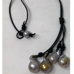 Collana in cuoio regolabile con 4 perle Edison Barocche molto luminose 15-16 mm