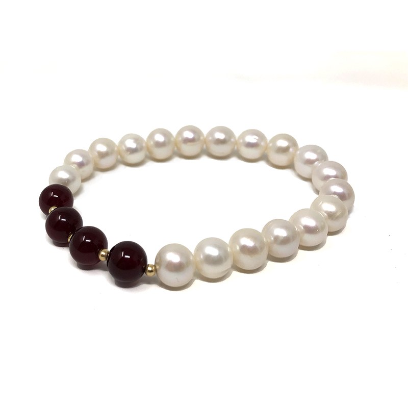 Bracciale con perle coltivate d'acqua dolce e 4 pietre di giada rossa