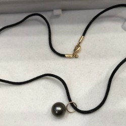 Cordone seta 42 cm nero con Pendente Oro 18k Perla di Tahiti 10-11 mm AAA