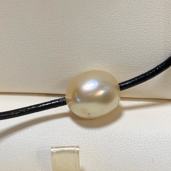 Laccio cuoio a nodi scorrevoli passante una Perla Filippina a goccia dorata 13,2 su 16 mm AA+