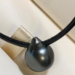Laccio di cuoio girocollo con perla di Tahiti a Goccia qualità AAA
