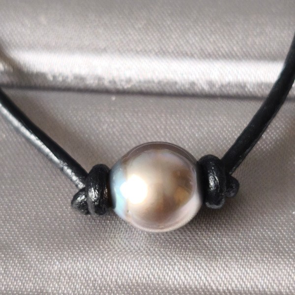 Pendente con perla di Tahiti da 13-14 mm su laccio di cuoio e chiusura con perla