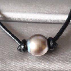 Pendente con perla di Tahiti da 13-14 mm su laccio di cuoio e chiusura con perla