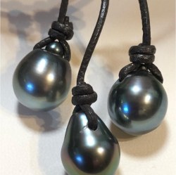Collana su cordone cuoio a nodi scorsoi, 3 perle di Tahiti a forma di goccia 11-12 mm regolabile 40-50 cm