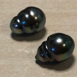 Paio di Perle di coltura di Tahiti nere barocche cerchiate 10-11 mm brillanti