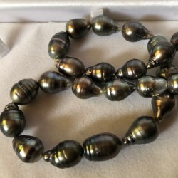 Collana 45 cm composta con perle di Tahiti nere da 11-12,7 mm Barocche